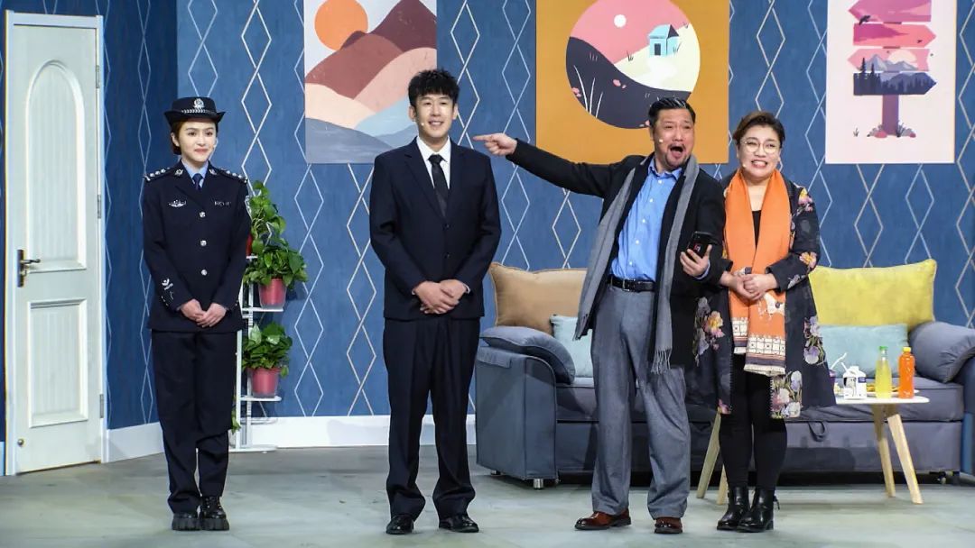 在贾冰,于洋表演的小品《浮想联翩》中,绘声绘色地展现了父子代际沟通