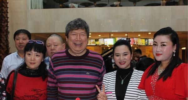 李春平31岁娶69岁美国女星妻子去世获巨额遗产回国狂捐6亿