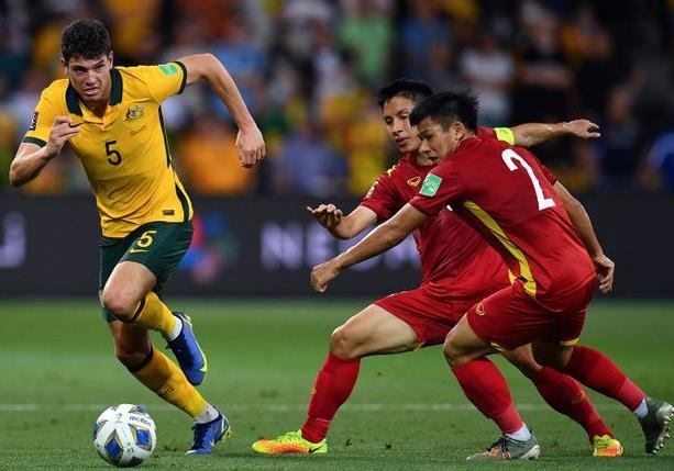 国足战术曝光！李霄鹏学习李铁，洛国富+韦世豪上位，武磊或替补休闲区蓝鸢梦想 - Www.slyday.coM