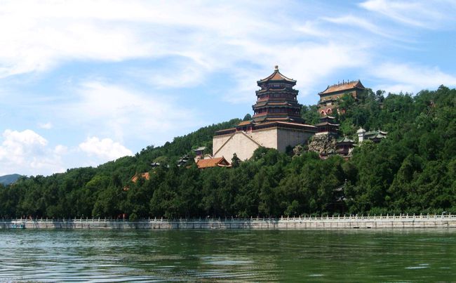 颐和园以昆明湖,万寿山为基址,以杭州西湖为蓝本,汲取江南园林的设计