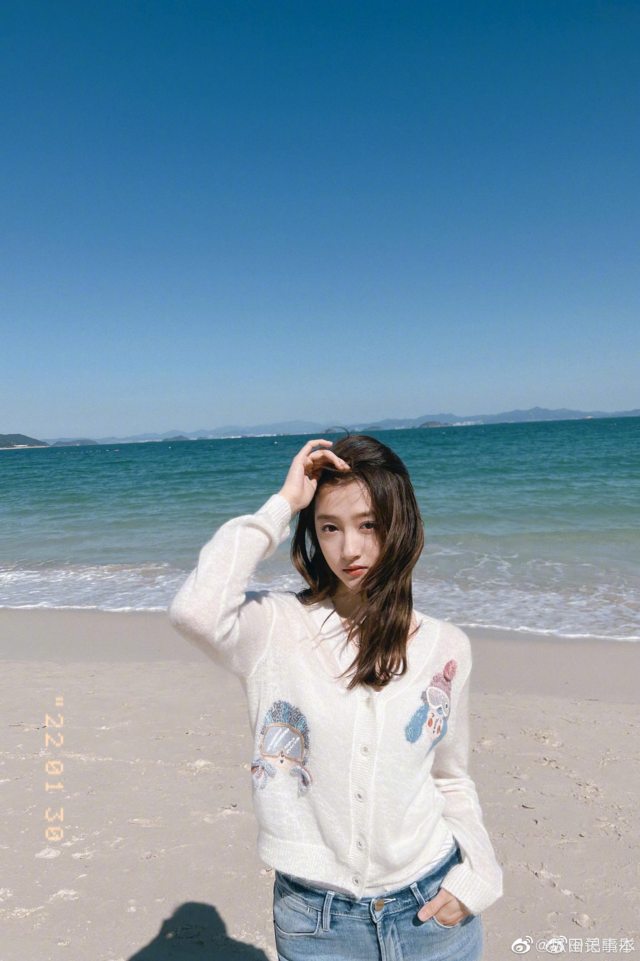 关晓彤微博更新海边营业照身材比例好绝啊