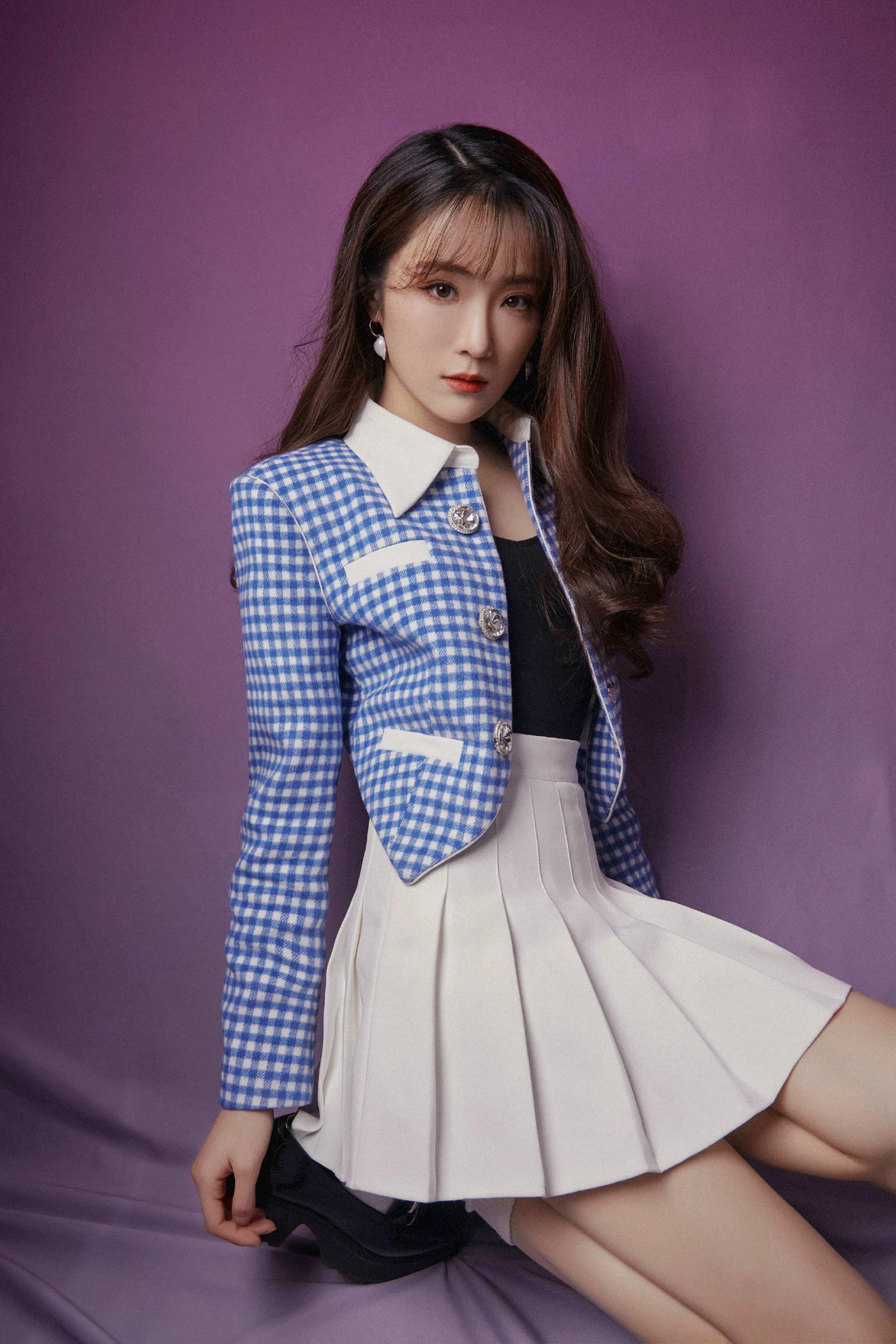 张可盈亮相春晚进行时搭档姜昆临场发挥说相声太机智