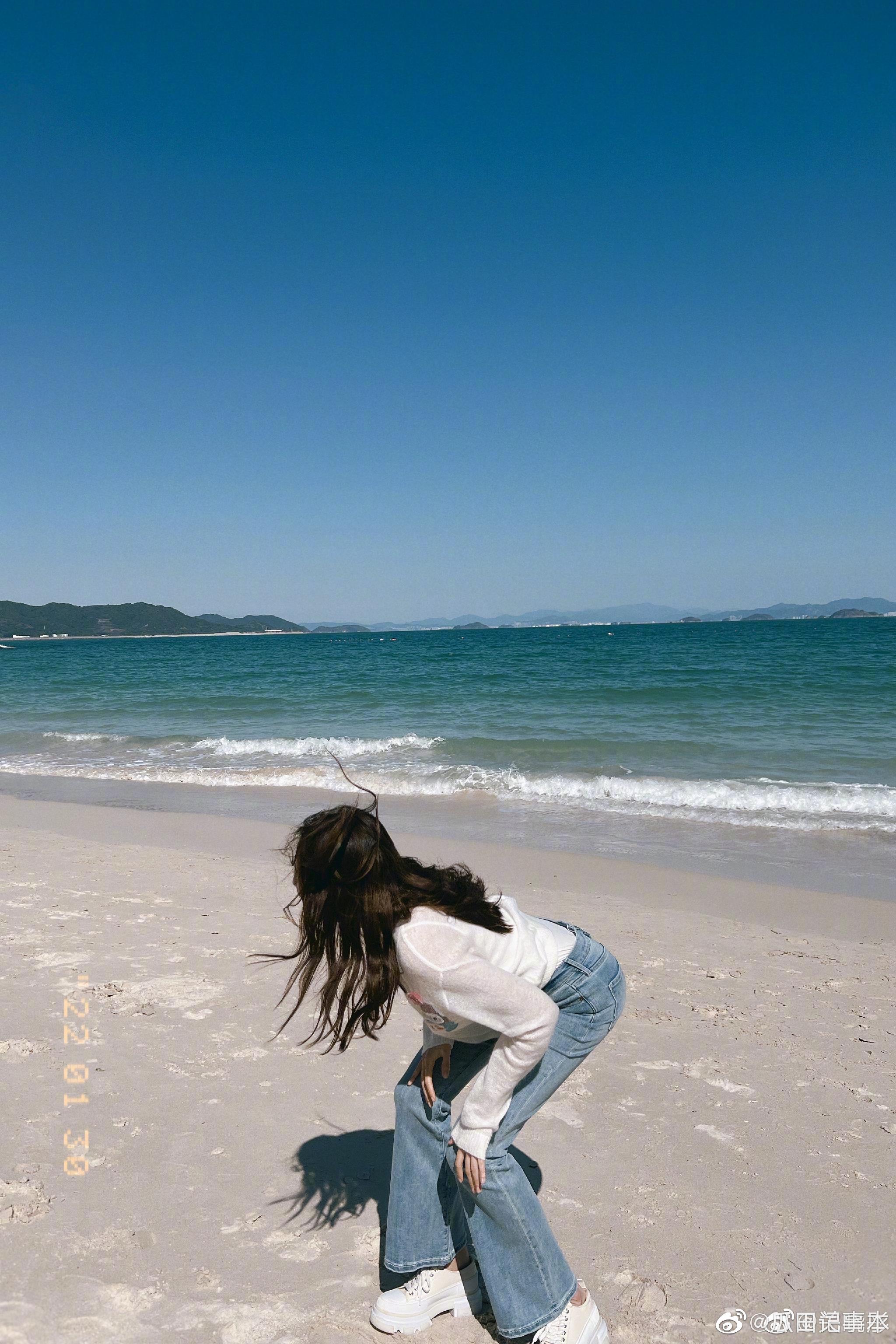 关晓彤微博更新海边营业照身材比例好绝啊