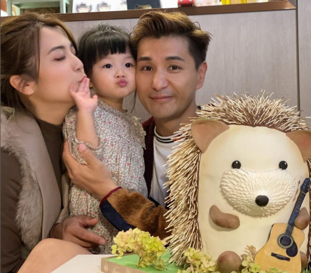 前段时间陈展鹏迎来了自己的生日,太太单文柔和女儿就为其庆祝,一家三