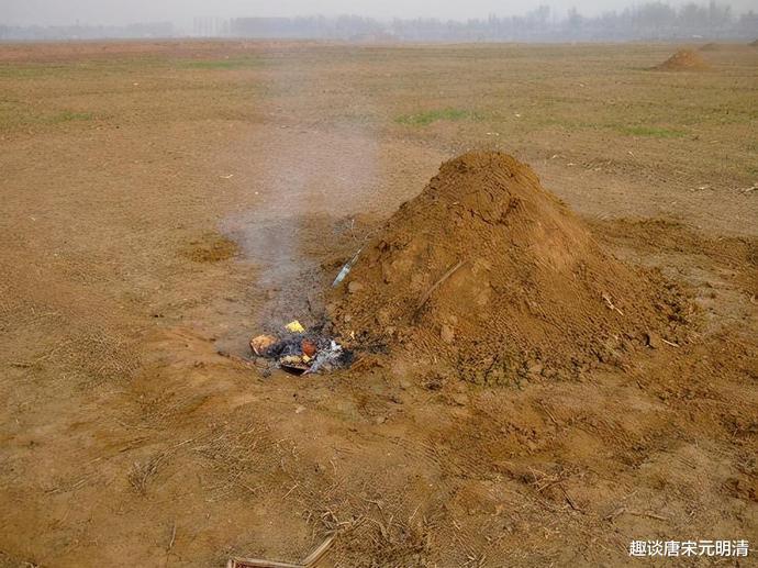 但是这种墓地又不同于以往的坟包形式,墓地一般是在某个类似于集体