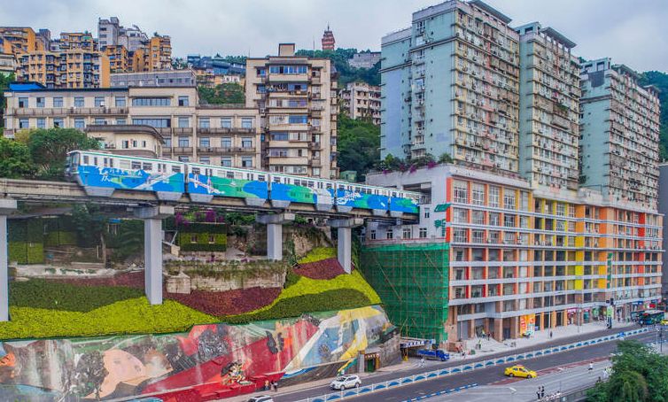 重庆的轻轨穿楼楼上的居民不会感到吵吗听听他们是怎么说的