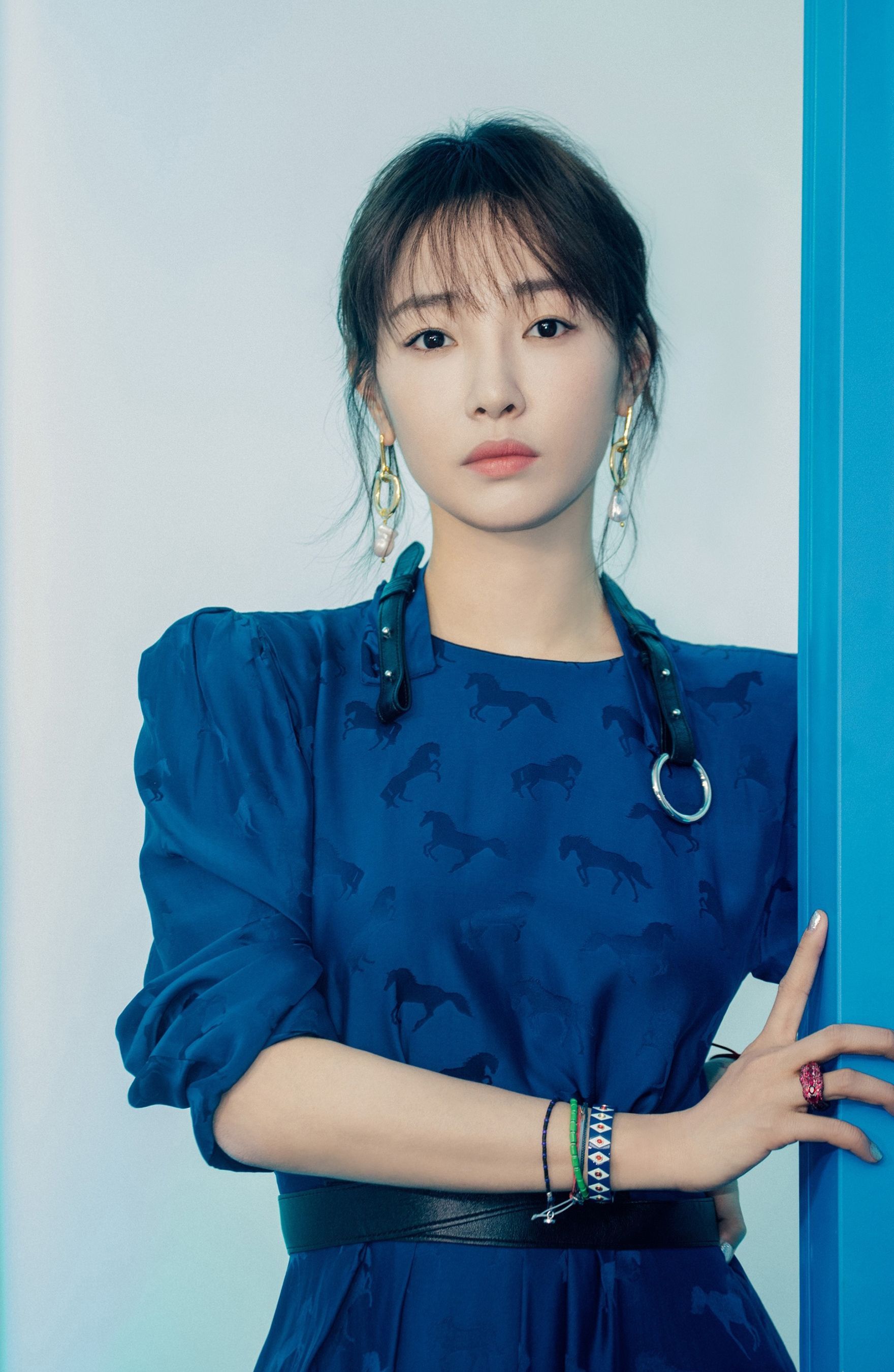 38岁白百何晒与儿子合照两人十指紧扣似情侣温馨有爱