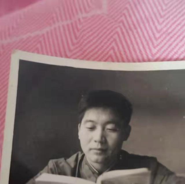 郭希宽多张从未曝出的军装照放在网上年轻时确实当过兵尴尬