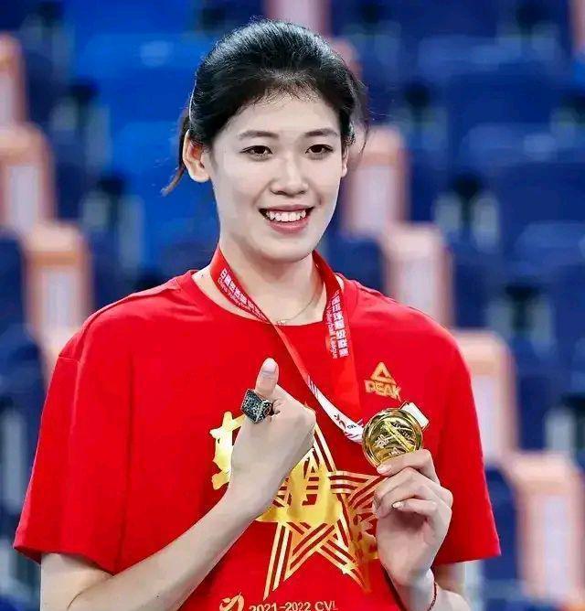 朱婷休养期间李盈盈适合当新周期中国女排的队长吗