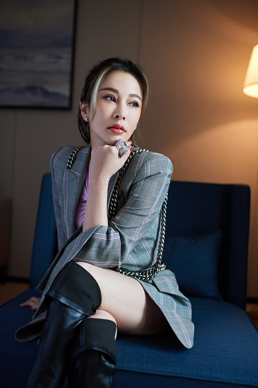 台湾歌后温岚魅力不减穿红外套走潮流吴宗宪是她的恩人