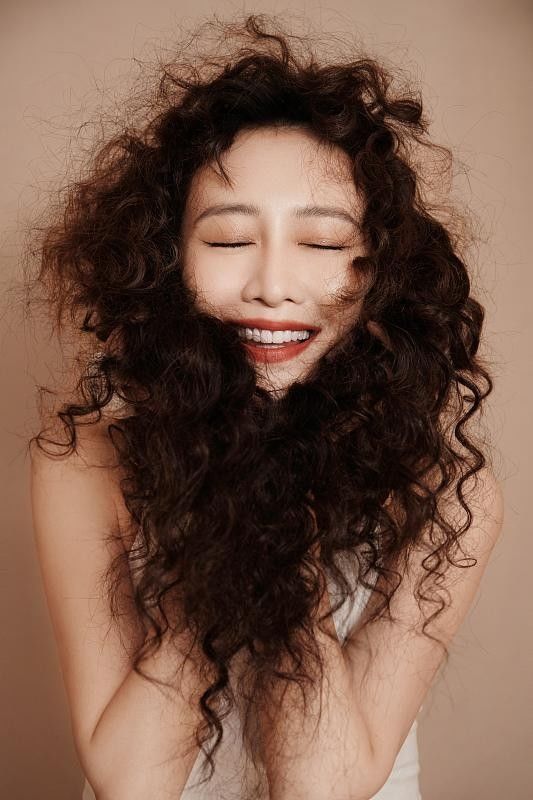 王鸥就算梳爆炸头都好美,气场看着太高级,独特韵味娱乐圈少见休闲区蓝鸢梦想 - Www.slyday.coM 王鸥就算梳爆炸头都好美,气场看着太高级,独特韵味娱乐圈少见休闲区蓝鸢梦想 - Www.slyday.coM