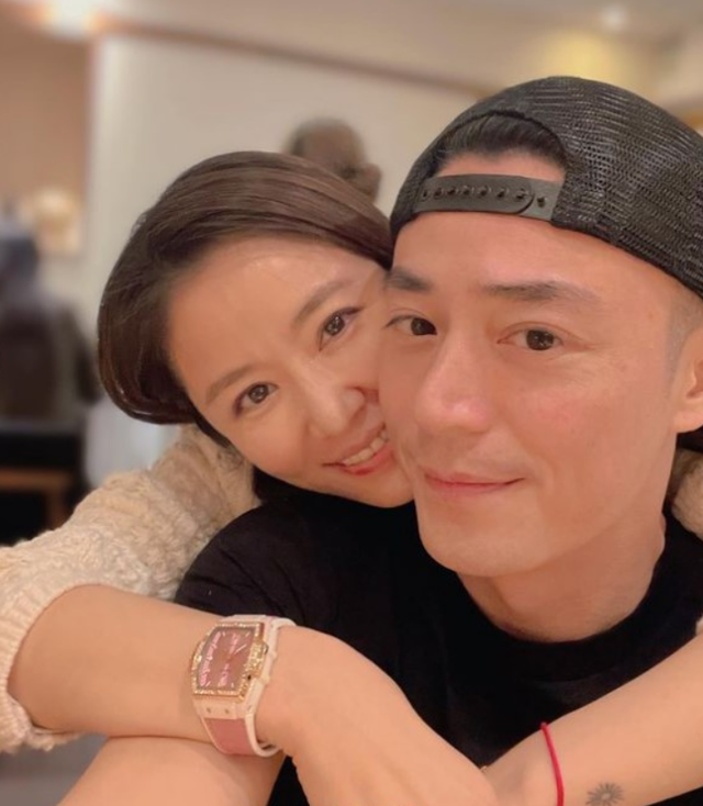 46岁林心如晒照秀恩爱趴老公背上笑容娇羞手腕上太阳纹身吸睛