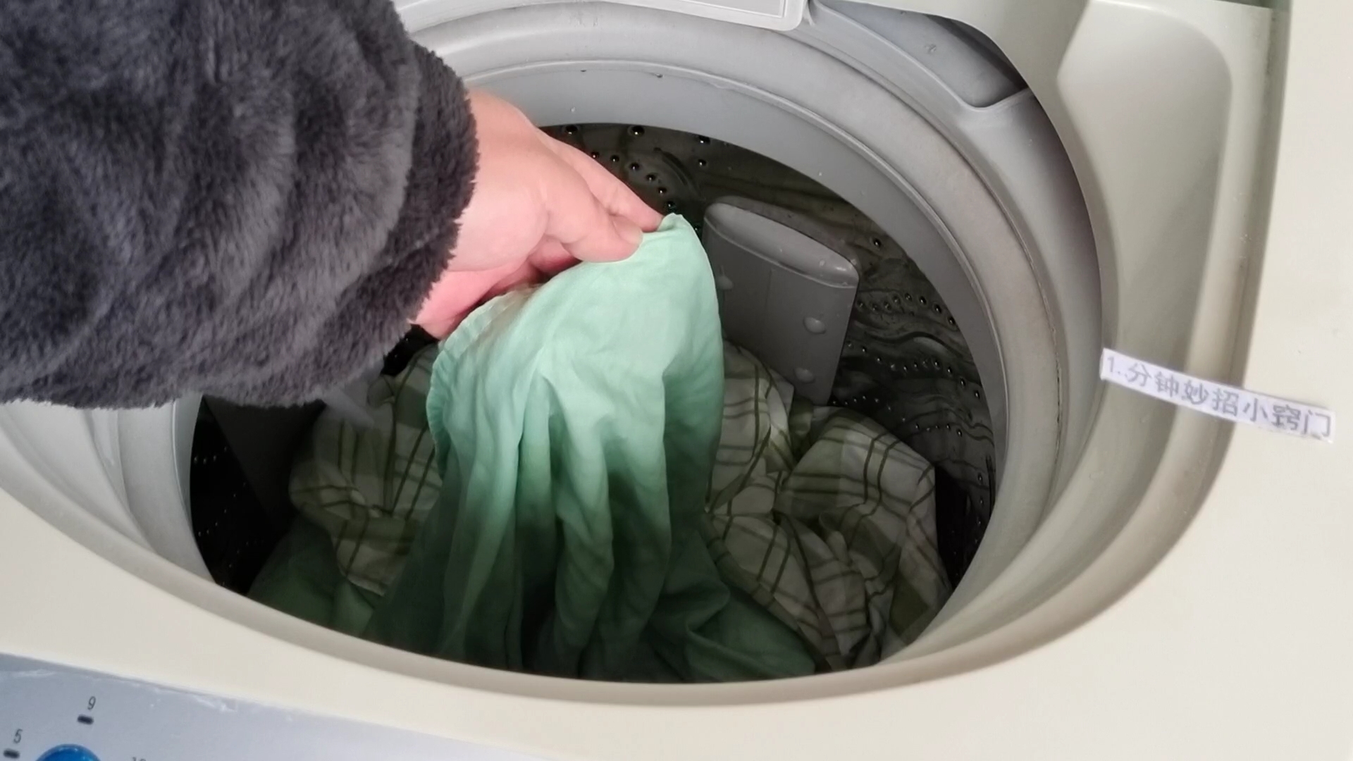 才知道,洗床单时在水里倒一碗,无论床单多脏多旧,洗后干净如新|溶液