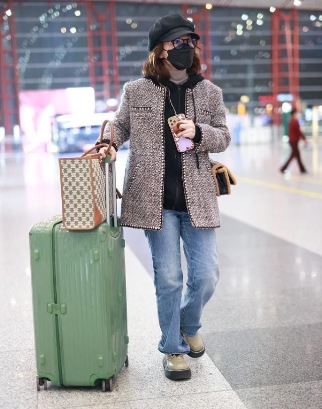 吴昕好喜欢小香风，叠穿卫衣高领衫挺温暖，配牛仔裤休闲还高级休闲区蓝鸢梦想 - Www.slyday.coM