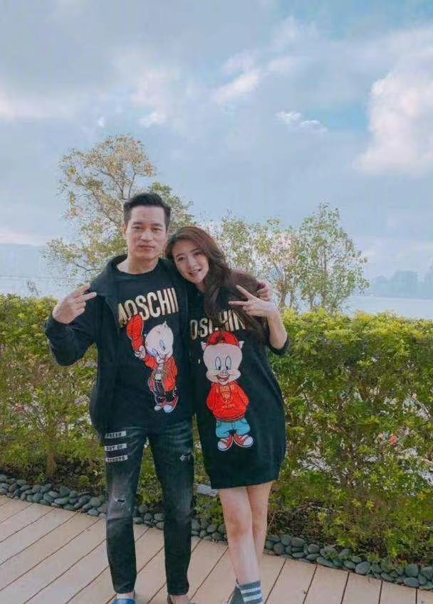 陈荣炼已经49岁,保养得很不错,和同龄人差距很大,安以轩在37岁嫁给大7