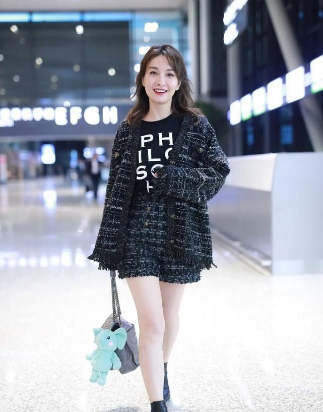 吴昕好喜欢小香风，叠穿卫衣高领衫挺温暖，配牛仔裤休闲还高级休闲区蓝鸢梦想 - Www.slyday.coM