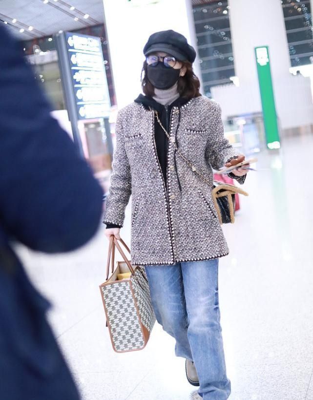 吴昕好喜欢小香风，叠穿卫衣高领衫挺温暖，配牛仔裤休闲还高级休闲区蓝鸢梦想 - Www.slyday.coM