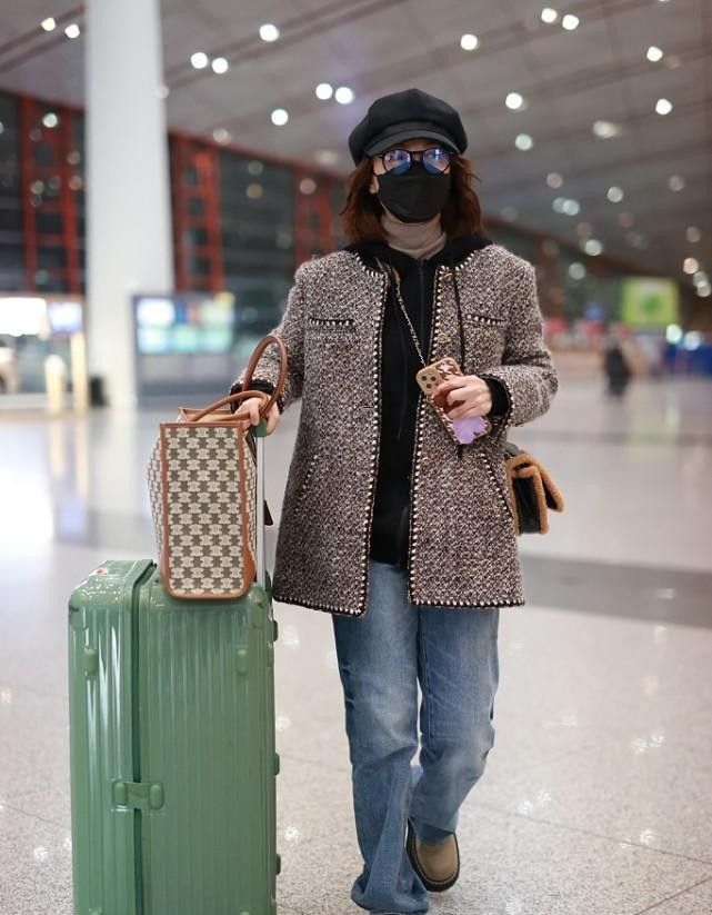 吴昕好喜欢小香风，叠穿卫衣高领衫挺温暖，配牛仔裤休闲还高级休闲区蓝鸢梦想 - Www.slyday.coM