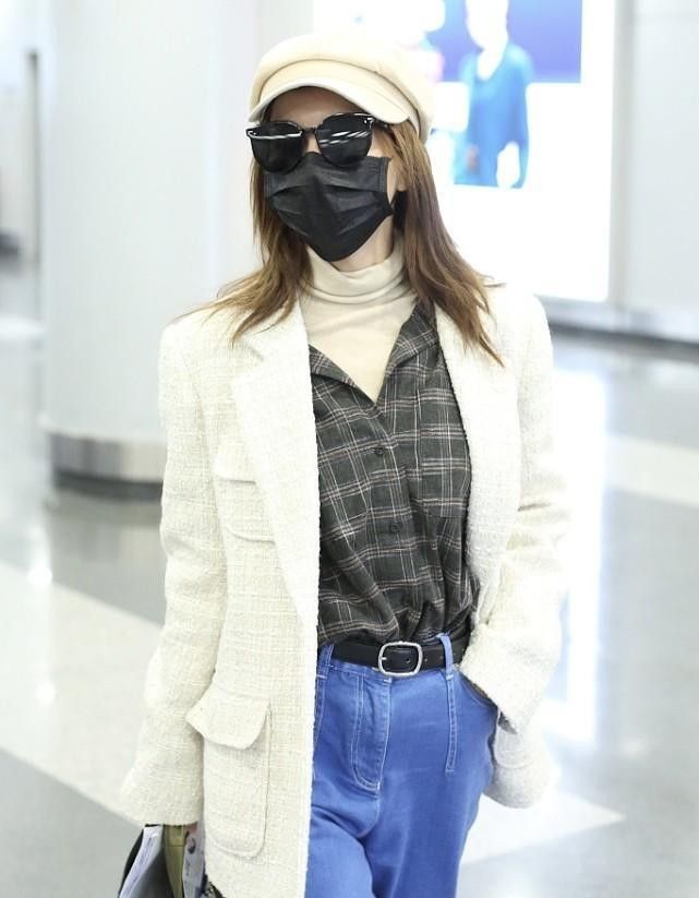 吴昕好喜欢小香风，叠穿卫衣高领衫挺温暖，配牛仔裤休闲还高级休闲区蓝鸢梦想 - Www.slyday.coM