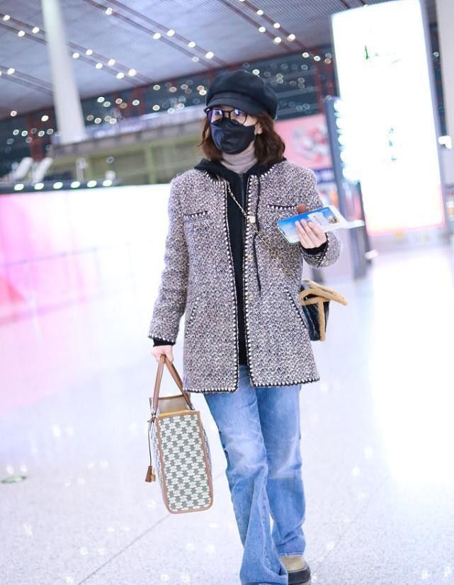 吴昕好喜欢小香风，叠穿卫衣高领衫挺温暖，配牛仔裤休闲还高级休闲区蓝鸢梦想 - Www.slyday.coM