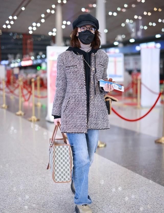 吴昕好喜欢小香风，叠穿卫衣高领衫挺温暖，配牛仔裤休闲还高级休闲区蓝鸢梦想 - Www.slyday.coM