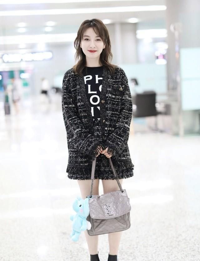 吴昕好喜欢小香风，叠穿卫衣高领衫挺温暖，配牛仔裤休闲还高级休闲区蓝鸢梦想 - Www.slyday.coM