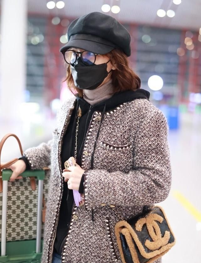 吴昕好喜欢小香风，叠穿卫衣高领衫挺温暖，配牛仔裤休闲还高级休闲区蓝鸢梦想 - Www.slyday.coM