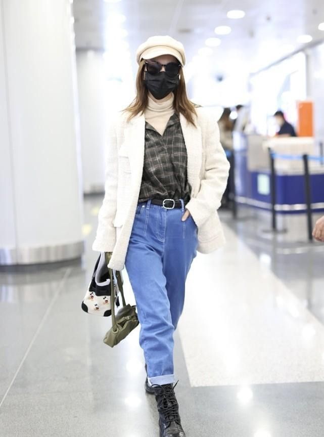 吴昕好喜欢小香风，叠穿卫衣高领衫挺温暖，配牛仔裤休闲还高级休闲区蓝鸢梦想 - Www.slyday.coM