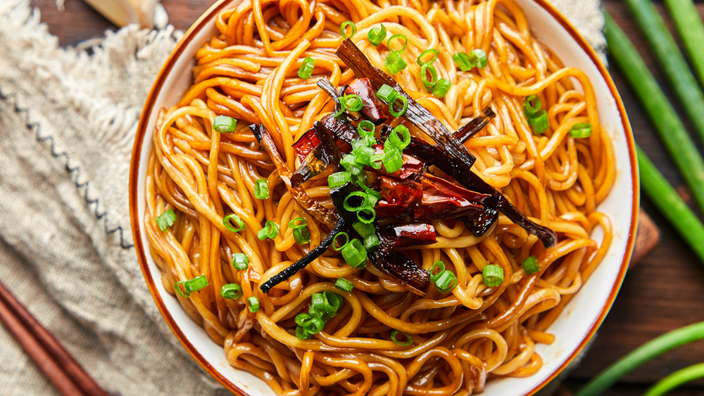 3分钟做一碗喷香葱油拌面又香又快又省事吃一碗真不够