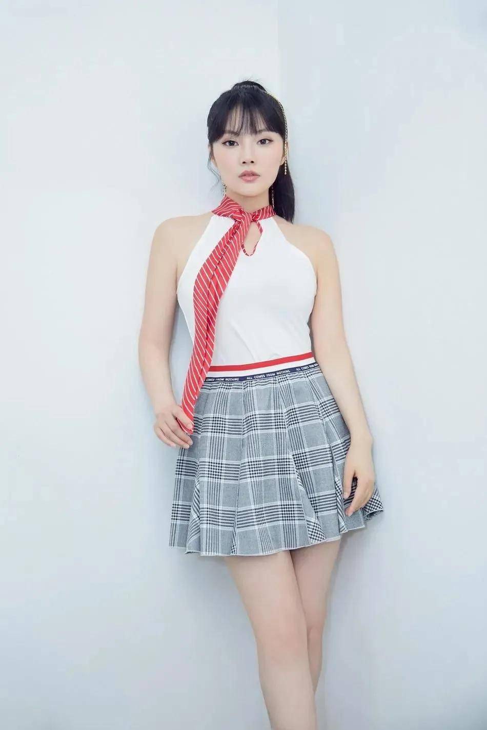 徐冬冬这身材穿学生装完全遮不住扑面而来的女人味感让人嫉妒