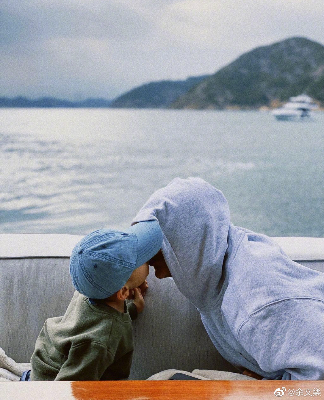 余文乐晒一家四口背影照与妻子各抱一个孩子画面温馨