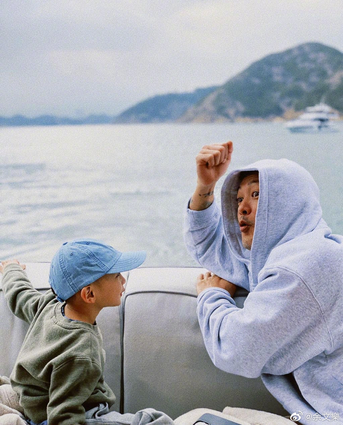 余文乐晒一家四口背影照与妻子各抱一个孩子画面温馨