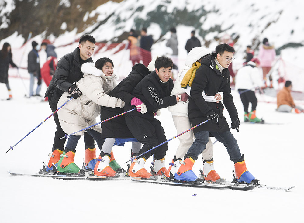 1月27日,在重庆石柱冷水国际滑雪场练习的滑雪爱好者.