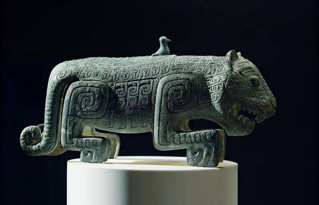 商 伏鸟双尾青铜虎  江西省博物馆藏  江西新干县大洋洲商