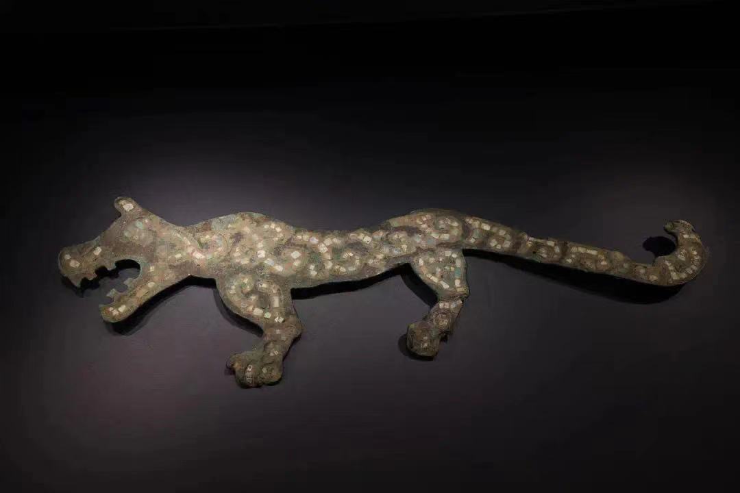 嵌绿松石铜虎 三星堆博物馆藏残长43.4厘米,宽13.05厘米.