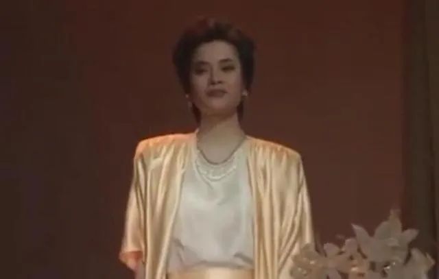 《2022年春节联欢晚会》节目单及主持人揭晓！央视春晚马上40年，网友：看着看着就老了…休闲区蓝鸢梦想 - Www.slyday.coM