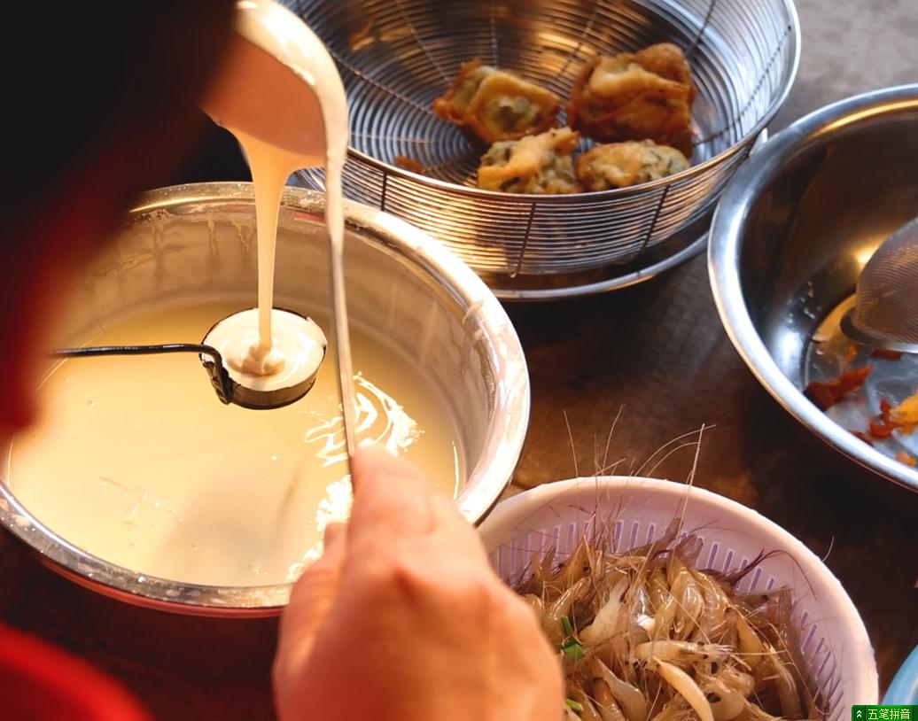 老广贺春东莞水乡专属美味美食解忧小吃店里的虾堆