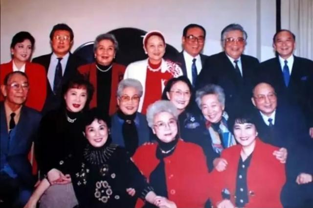 珍贵的合影照秦怡和她的亲朋挚友们祝老艺术家100岁生日快乐