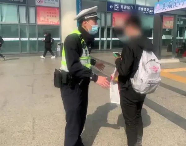 《厦门人的一天》：高速交警保驾归乡路休闲区蓝鸢梦想 - Www.slyday.coM