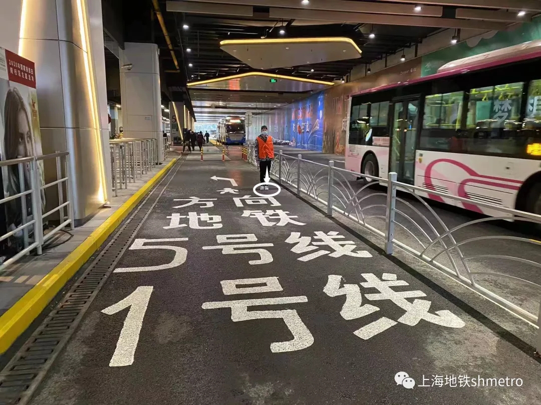 1号线莘庄站:莘庄往颛桥方向公交接驳点位于南出口莘庄南广场公交枢纽