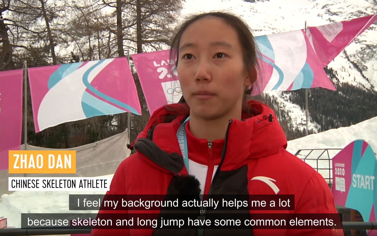 赵丹成为中国首位担任冬奥会开幕式旗手的钢架雪车运动员.视频截图