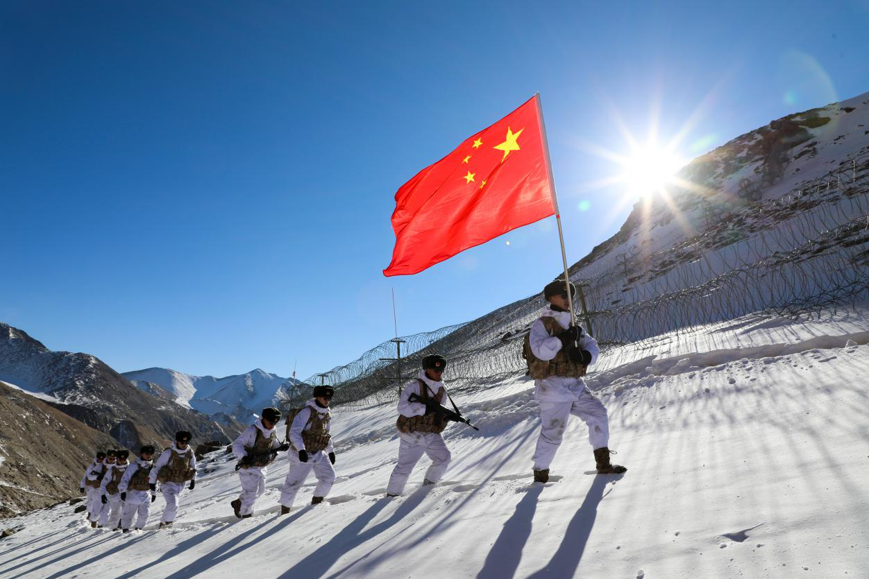 新春走基层丨佳节将至,别迭里边防连官兵再踏"天梯"巡逻路|巡逻_新浪