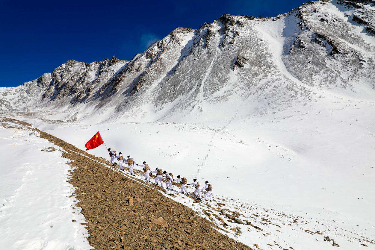 新春走基层丨佳节将至,别迭里边防连官兵再踏"天梯"巡逻路|巡逻_新浪