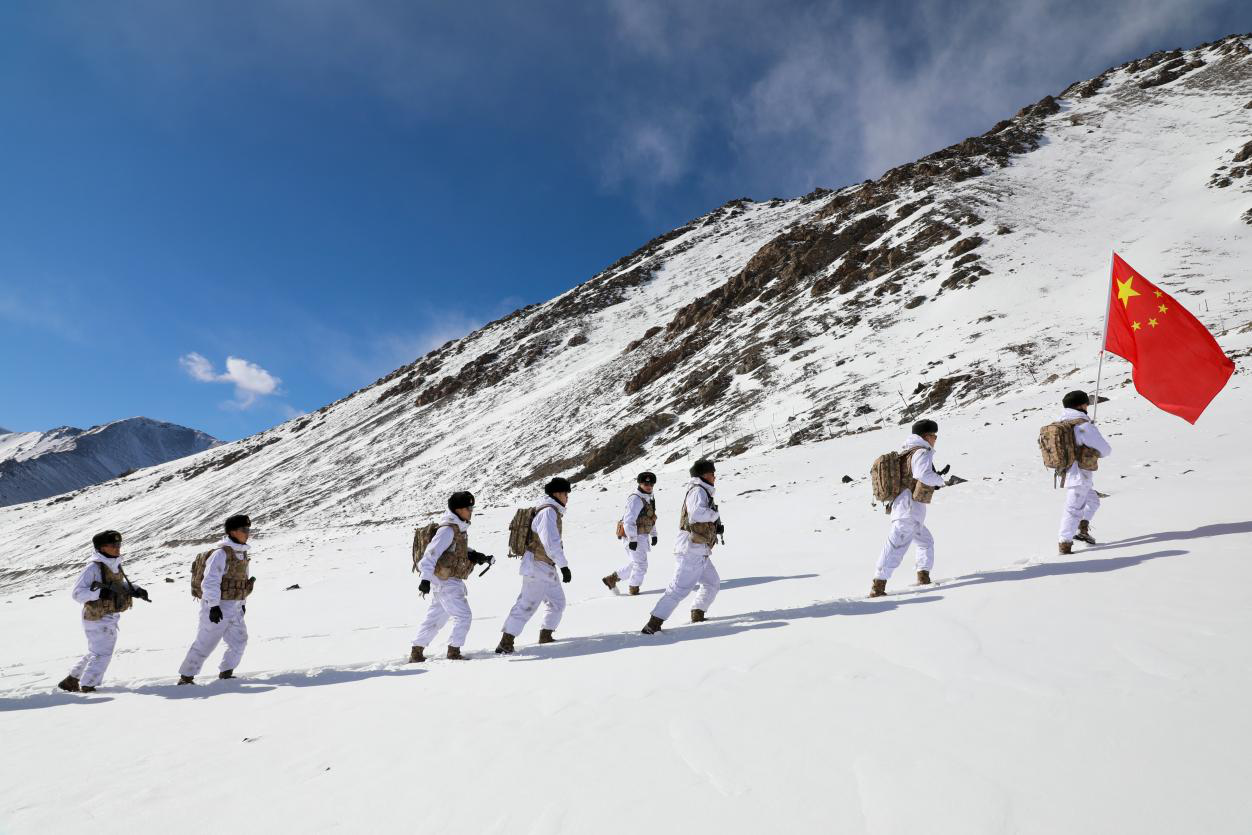 新春走基层丨佳节将至,别迭里边防连官兵再踏"天梯"巡逻路|巡逻_新浪