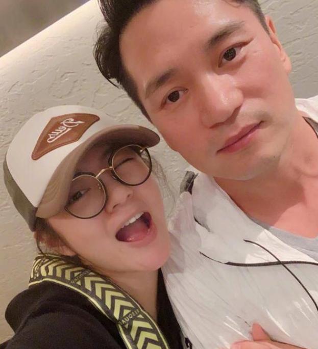 安以轩老公陈荣炼被捕画面曝光戴黑头套双手被拷曾拒绝配合