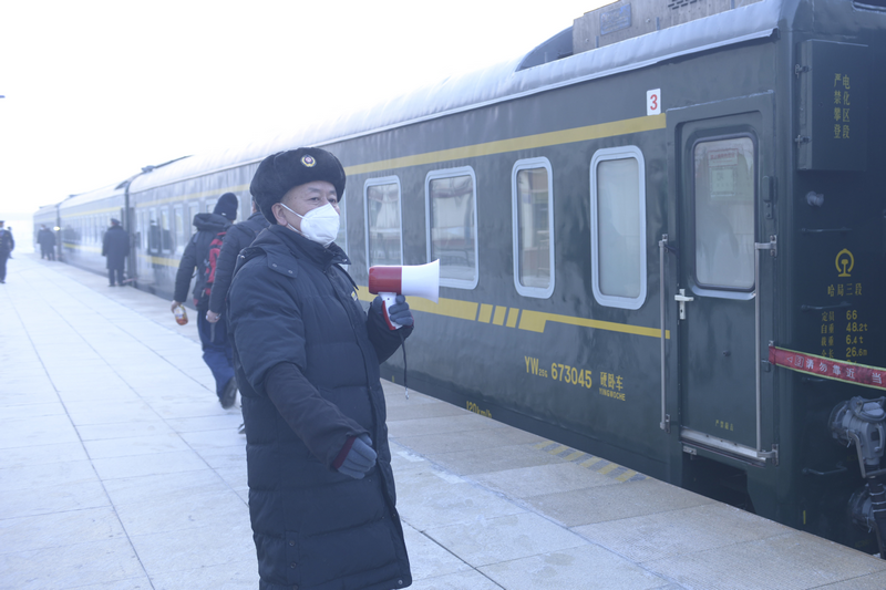 为了让车站节日氛围更浓厚,虎林站工作人员将小老虎简笔画与"福"融合