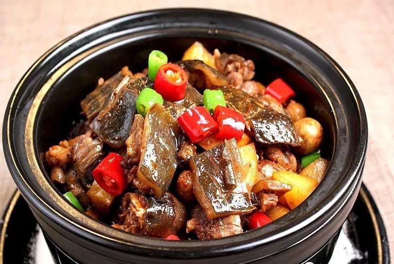 7,加少许盐炒匀,即可装盘6,倒入炸好的红烧肉和麻花节5,锅留底油,下入