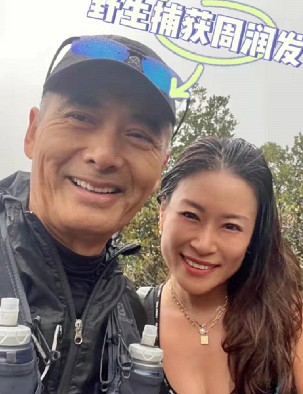 66岁周润发与好友登山被偶遇 周润发大方与粉丝合影照片以示纪念