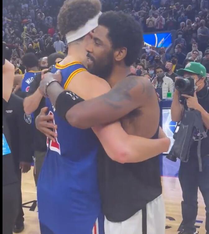 克雷汤普森赛后哈登欧文拥抱