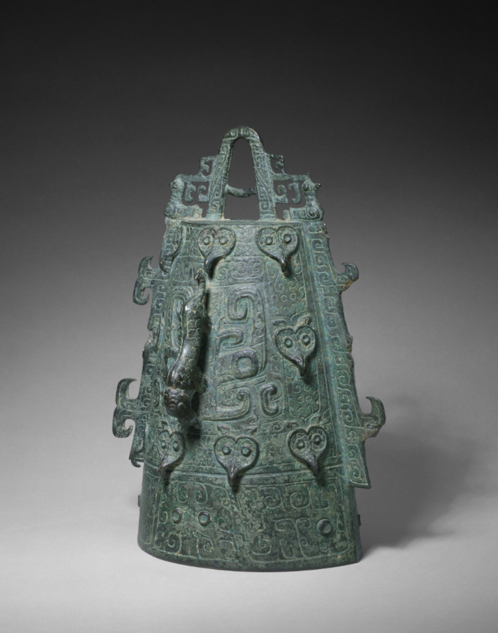 此镈不仅装饰独特,而且也是较早的青铜镈实物.